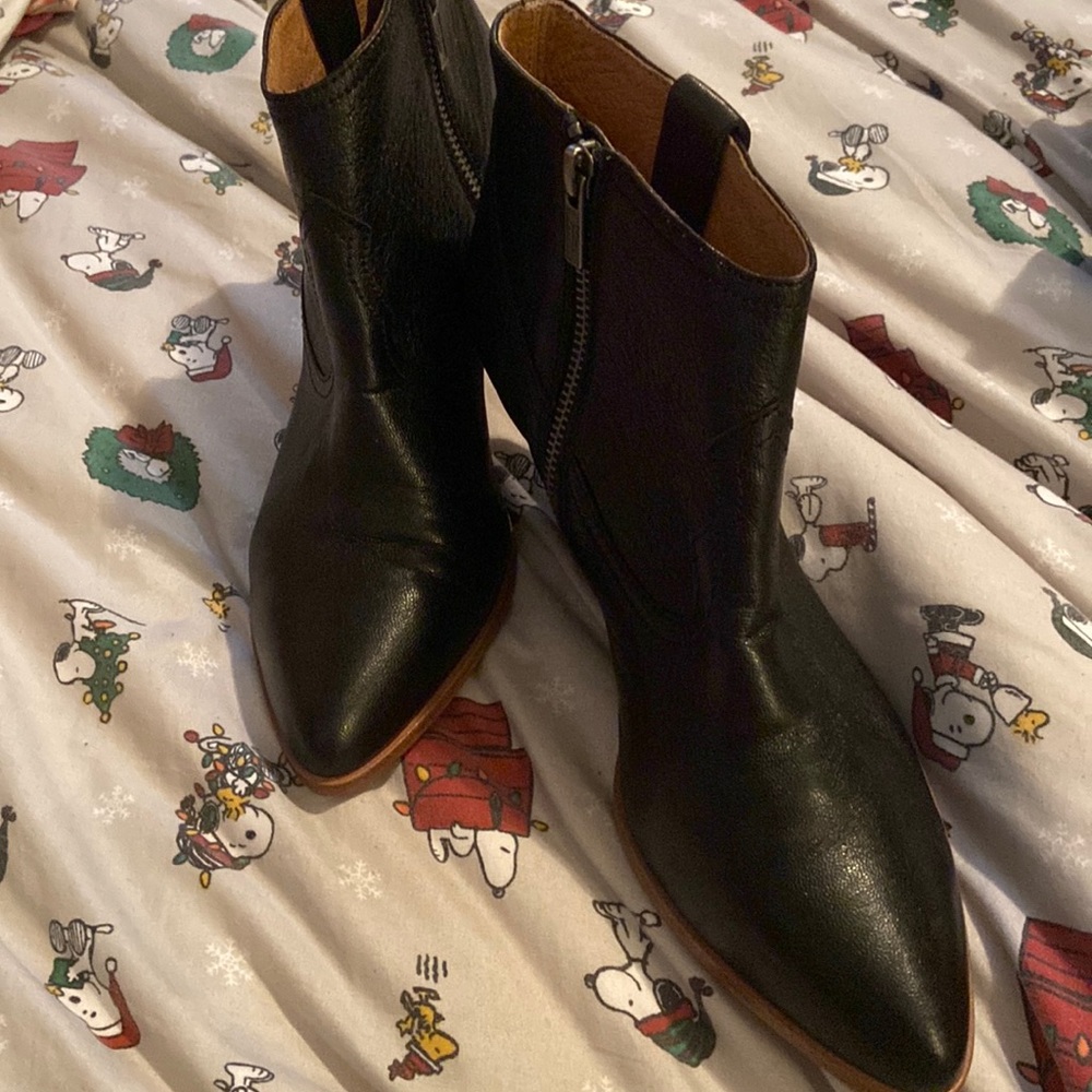 Women FRYE black points boots size 9
